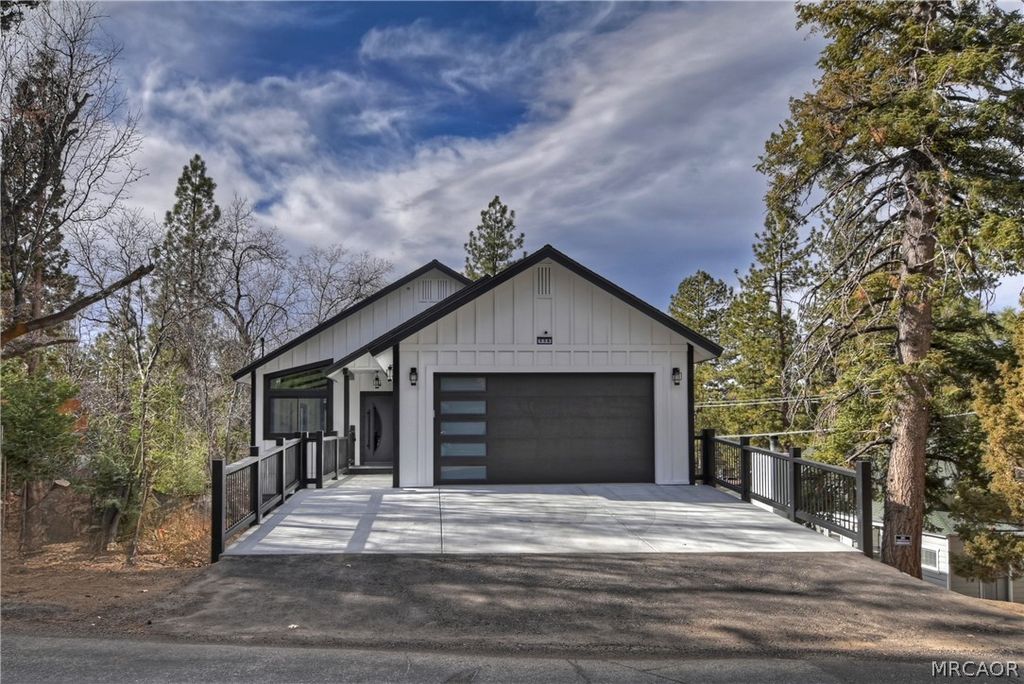 Photo of 556 Lucerne Drive, Big Bear Lake, CA 92315 (MLS # 32601190)