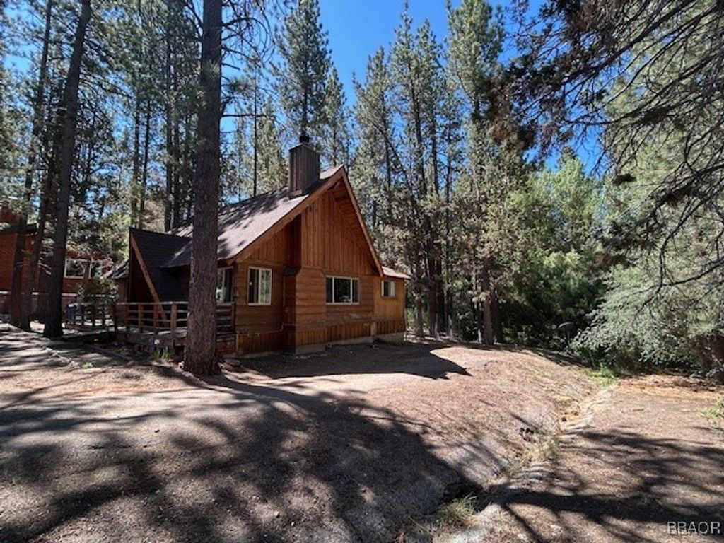 Photo of 496 Catalina Road, Big Bear Lake, CA 92315 (MLS # 32501599)