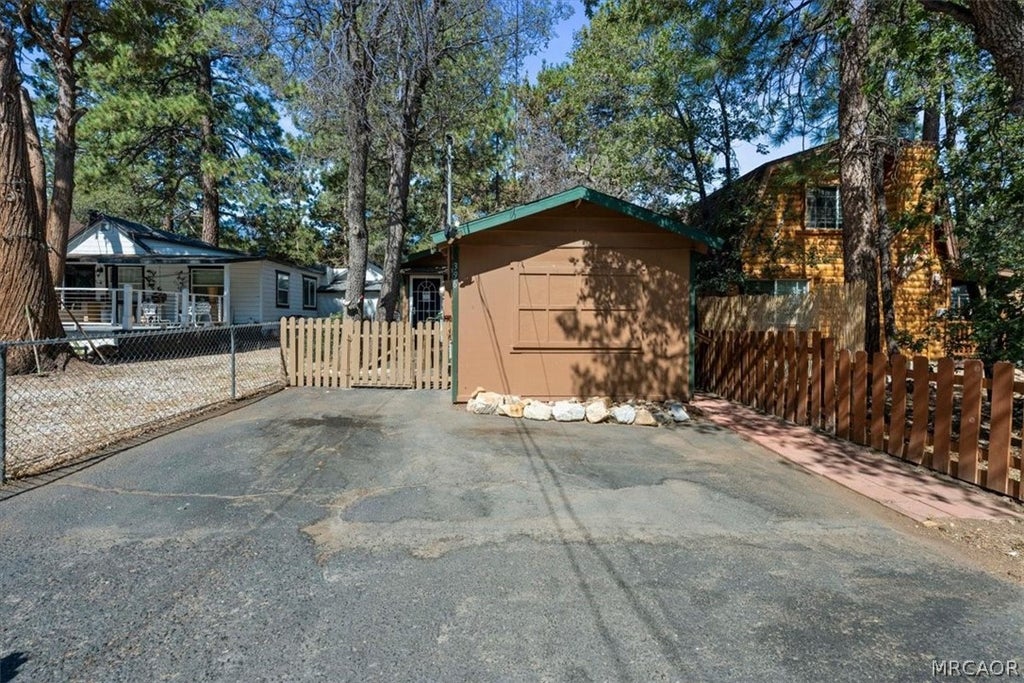 Photo of 396 Holmes Lane, Sugarloaf, CA 92386 (MLS # 32601801)