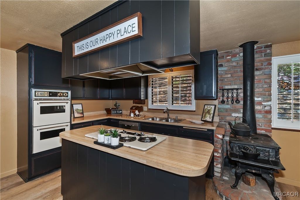 Photo of 29 Lakeview Trail, Fawnskin, CA 92333 (MLS # 32502518)