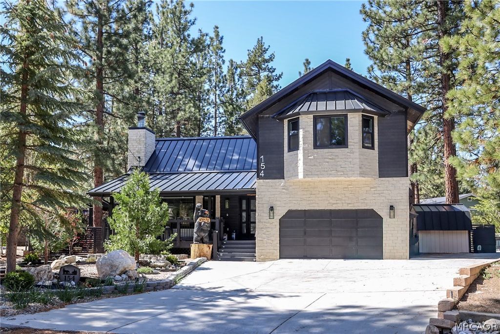 Photo of 154 Lodgepole Place, Big Bear Lake, CA 92315 (MLS # 32600910)