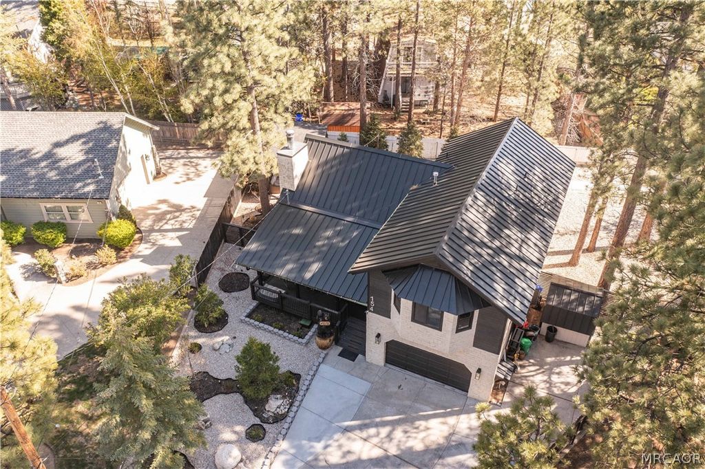 Photo of 154 Lodgepole Place, Big Bear Lake, CA 92315 (MLS # 32600910)