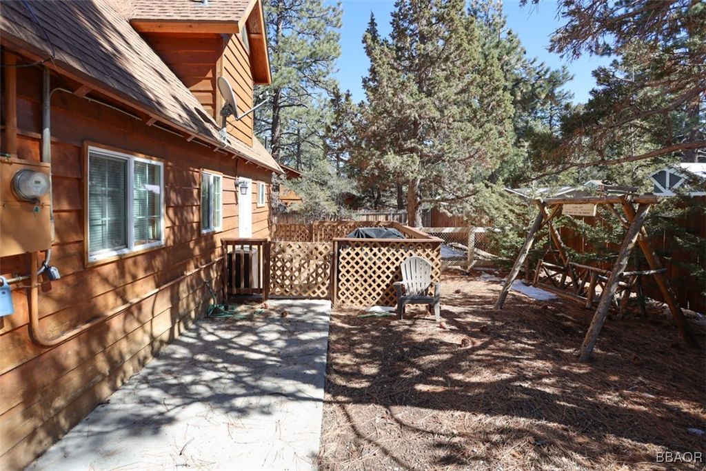 Photo of 631 Los Angeles Ave. Avenue, Sugarloaf, CA 92386 (MLS # 32500373)