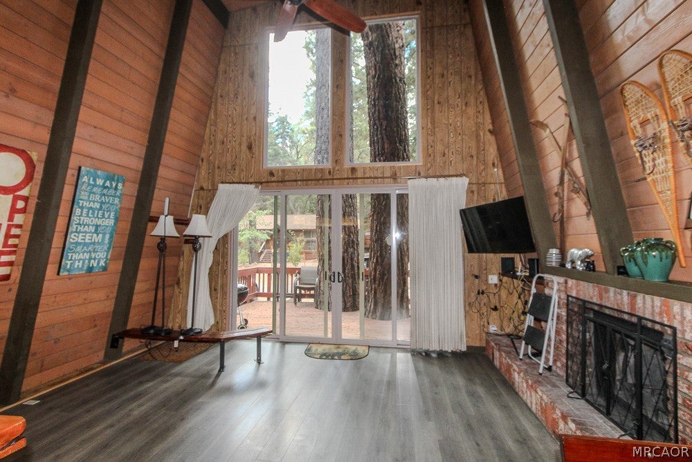 Photo of 42934 Fairy Avenue, Big Bear Lake, CA 92315 (MLS # 32602332)