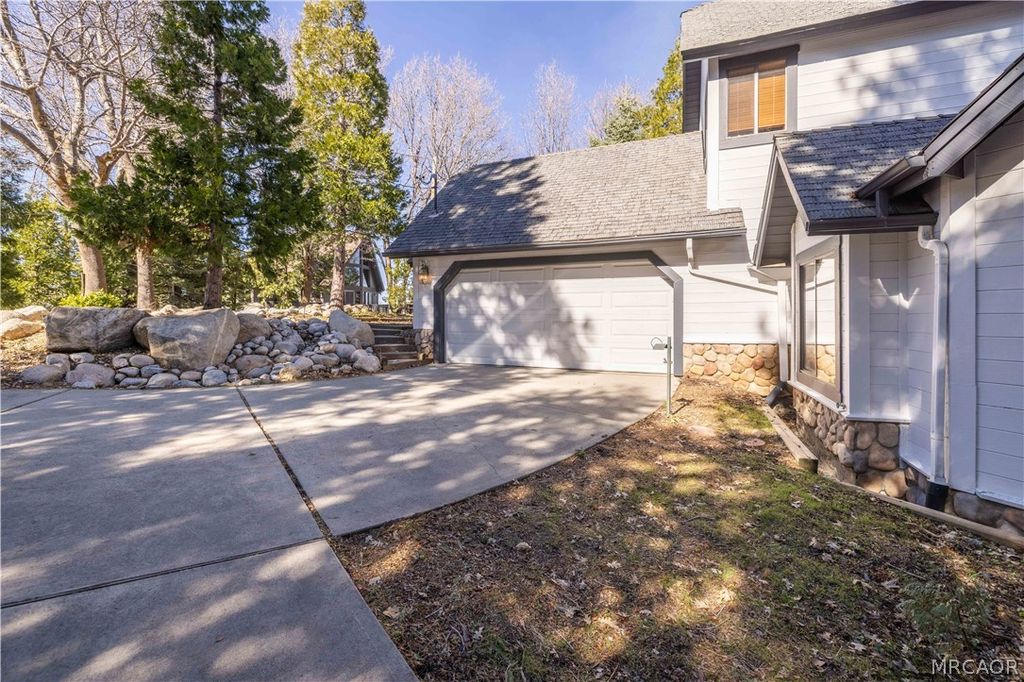 Photo of 229 Shasta Road, Lake Arrowhead, CA 92352 (MLS # 32600386)