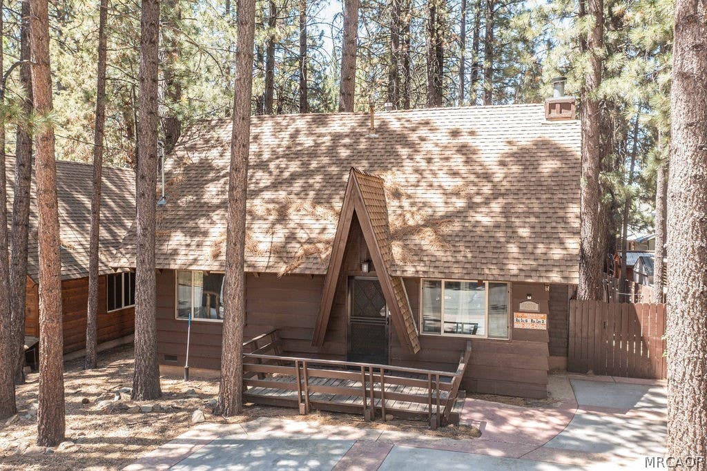Photo of 42676 La Placida Avenue, Big Bear Lake, CA 92315 (MLS # 32601534)