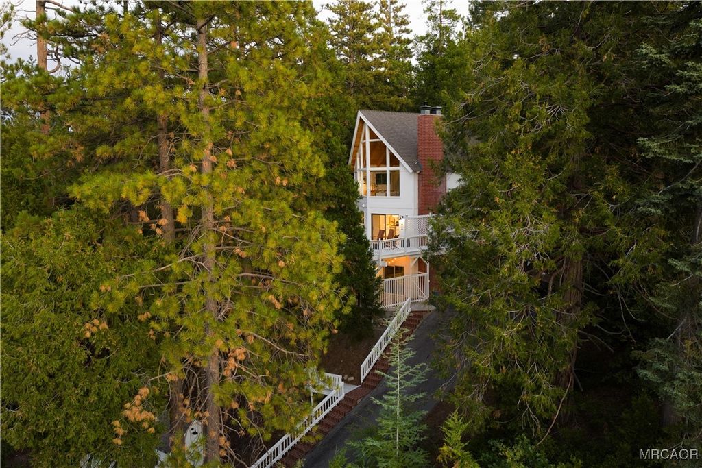 Photo of 527 Rainier Road, Lake Arrowhead, CA 92352 (MLS # 32502412)