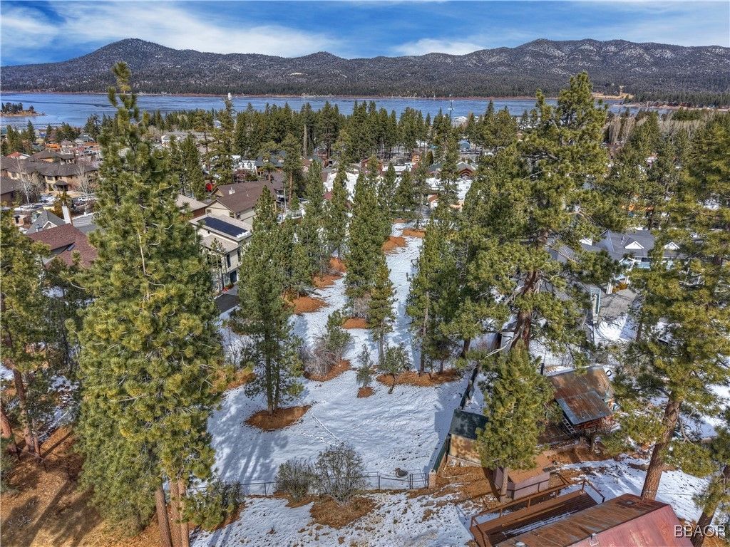 Photo of 725 Cameron, Big Bear Lake, CA 92315 (MLS # 32500185)