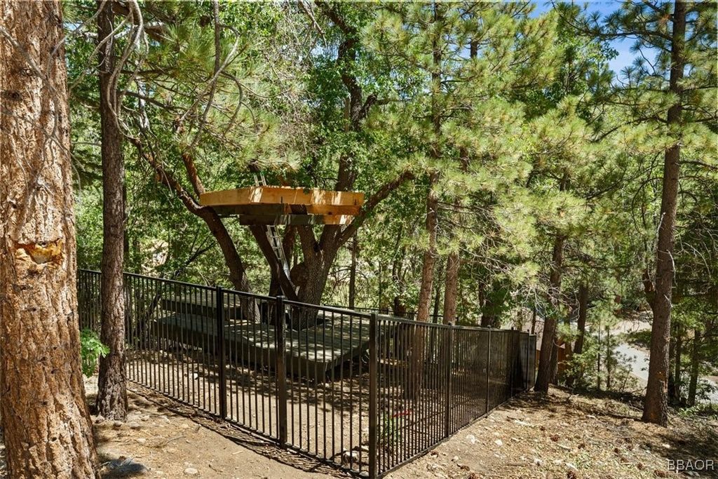 Photo of 1275 Fawnskin Drive, Fawnskin, CA 92333 (MLS # 32502186)