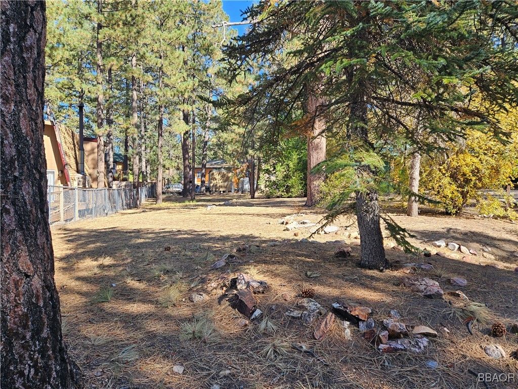 Photo of 725 Edgemoor Road, Big Bear Lake, CA 92315 (MLS # 32405775)