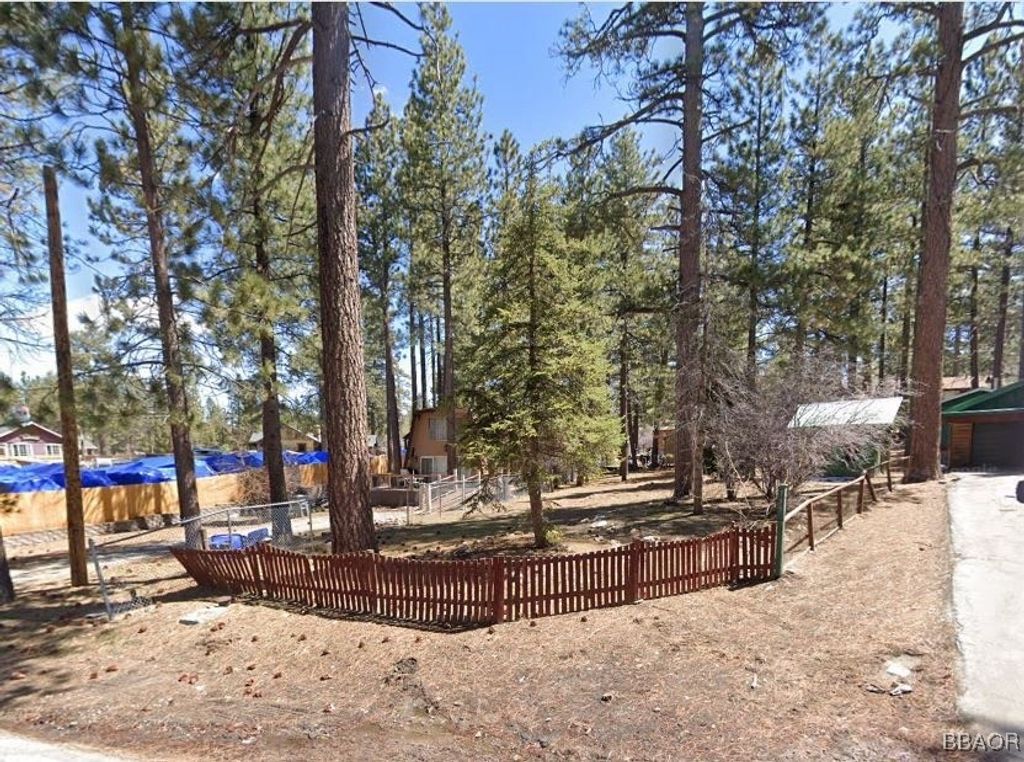 Photo of 725 Edgemoor Road, Big Bear Lake, CA 92315 (MLS # 32405775)