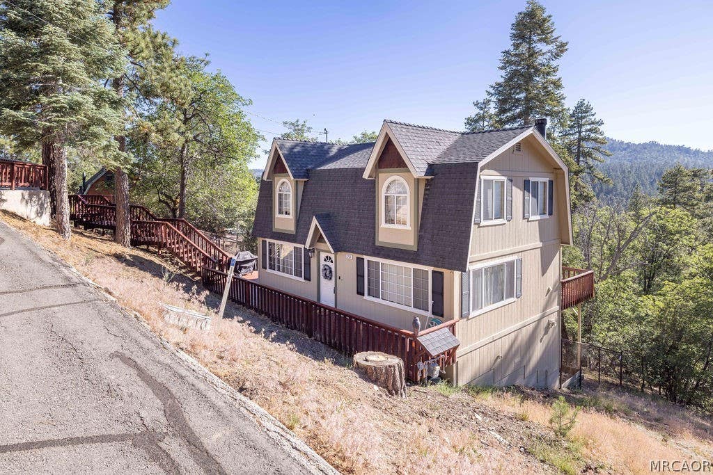 Photo of 1234 Bruin Trail, Fawnskin, CA 92333 (MLS # 32601488)