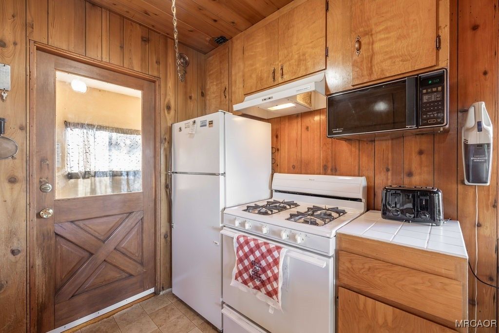 Photo of 533 Villa Grove Avenue, Big Bear City, CA 92314 (MLS # 32600103)