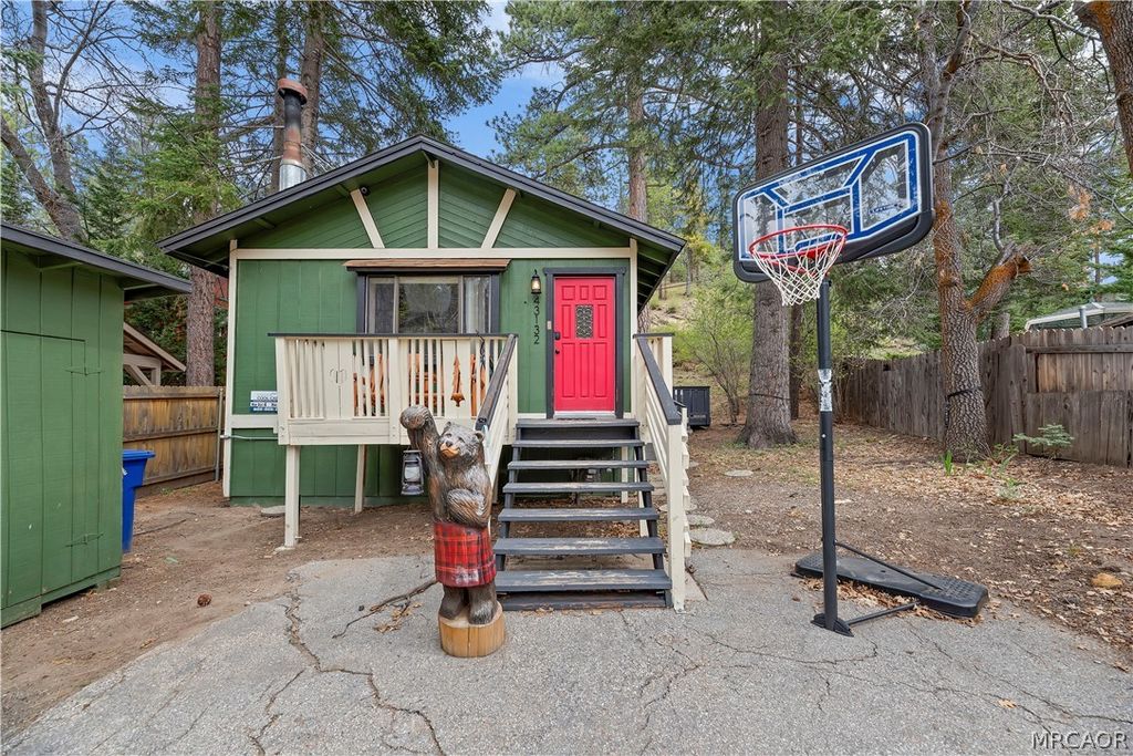 Photo of 43132 Grizzly Road, Big Bear Lake, CA 92315 (MLS # 32600717)