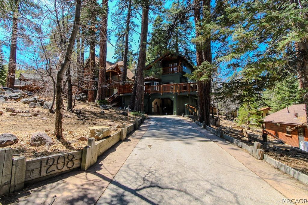 Photo of 1208 Aspen Drive, Big Bear Lake, CA 92315 (MLS # 32600990)