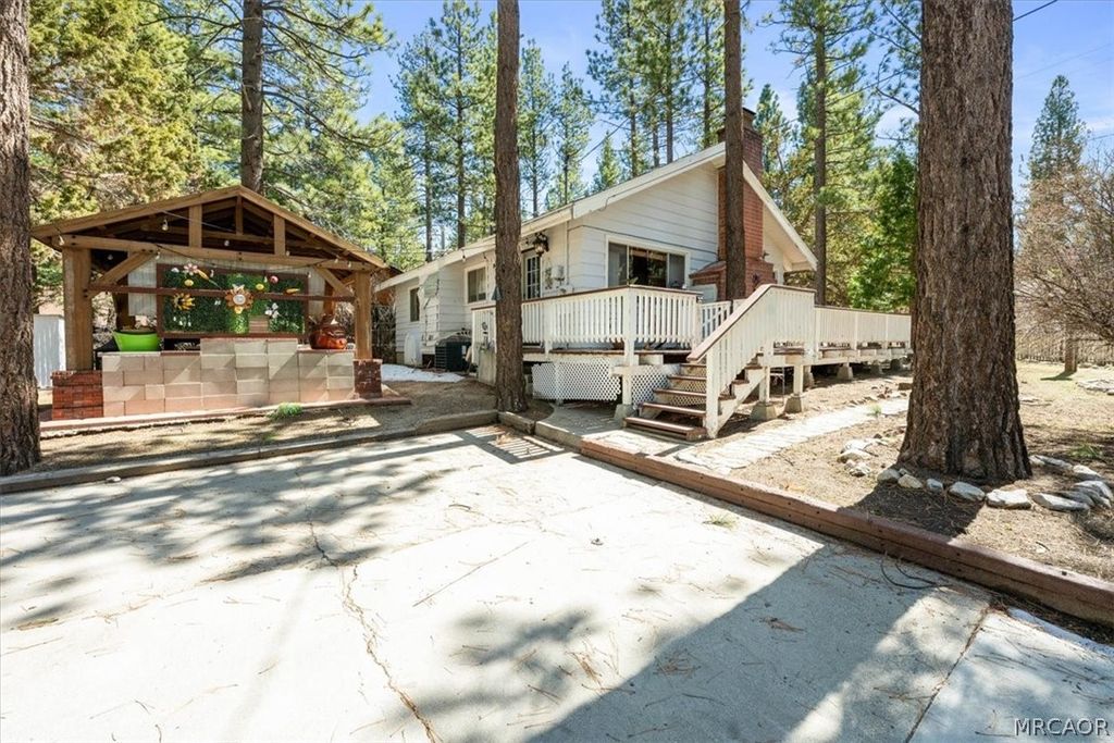Photo of 937 W Mountain Lane, Big Bear City, CA 92314 (MLS # 32600432)