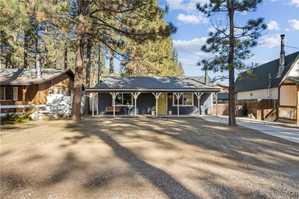 Photo of 937 E Fairway Boulevard, Big Bear City, CA 92314 (MLS # 32600066)