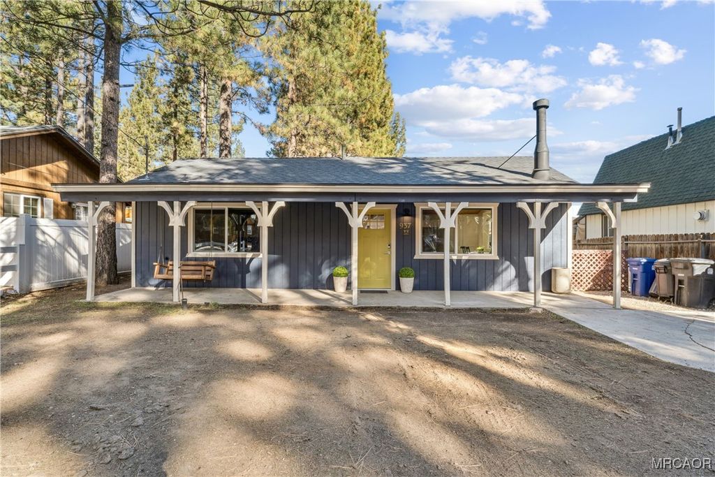Photo of 937 E Fairway Boulevard, Big Bear City, CA 92314 (MLS # 32600066)