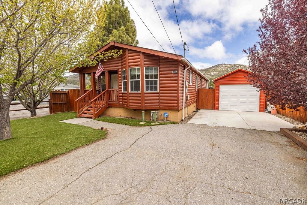 Photo of 1035 W Fairway Boulevard, Big Bear City, CA 92314 (MLS # 32601001)