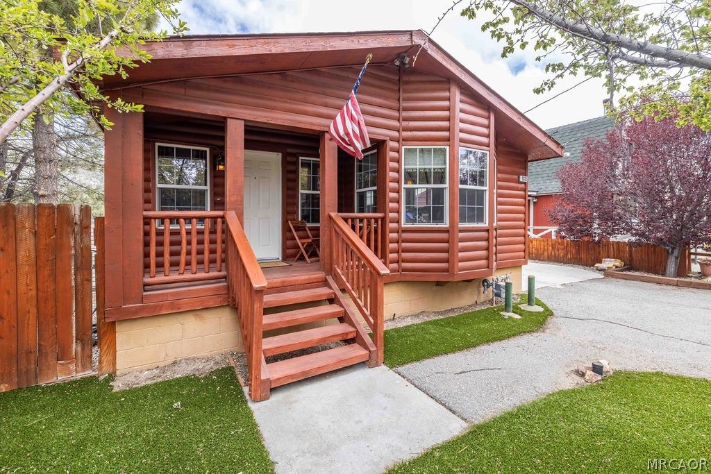 Photo of 1035 W Fairway Boulevard, Big Bear City, CA 92314 (MLS # 32601001)