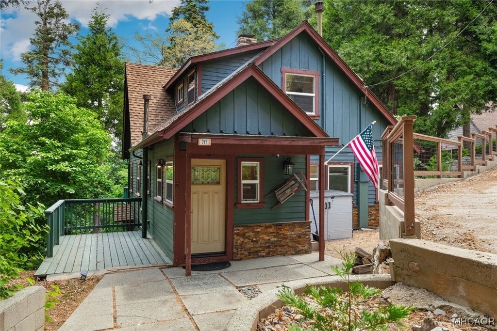 Photo of 717 Crest Estates Drive, Lake Arrowhead, CA 92352 (MLS # 32502429)