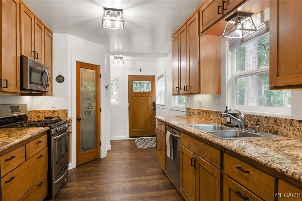 Photo of 717 Crest Estates Drive, Lake Arrowhead, CA 92352 (MLS # 32502429)