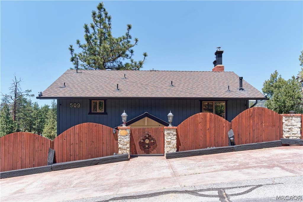Photo of 509 Wallace Lane, Big Bear City, CA 92314 (MLS # 32601803)