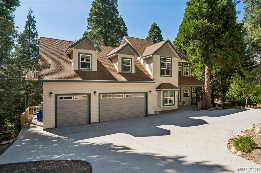 Photo of 296 Grass Valley Road, Lake Arrowhead, CA 92352 (MLS # 32602215)