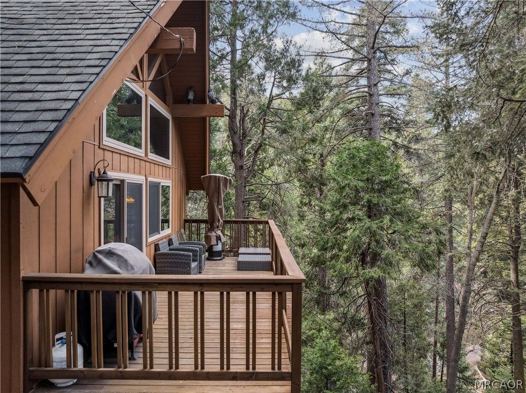 Photo of 23959 Lakeview Drive, Crestline, CA 92325 (MLS # 32600254)