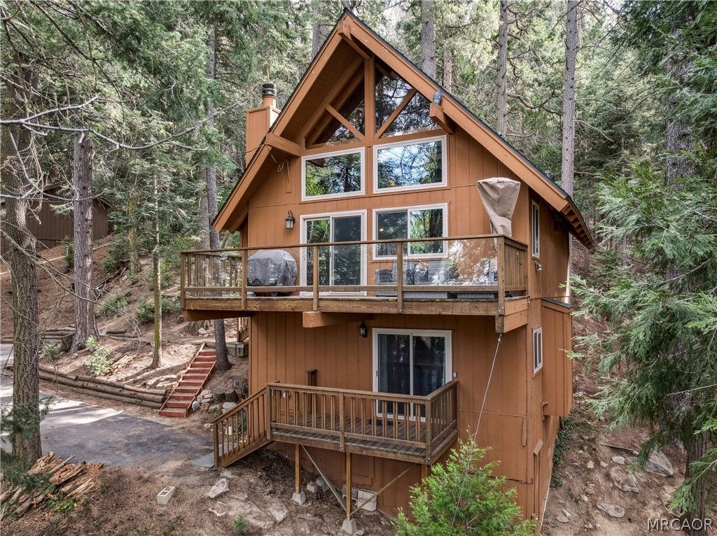 Photo of 23959 Lakeview Drive, Crestline, CA 92325 (MLS # 32600254)