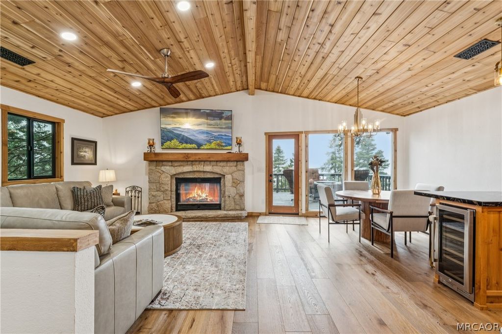 Photo of 590 Arrowhead Villa Road, Lake Arrowhead, CA 92352 (MLS # 32601010)