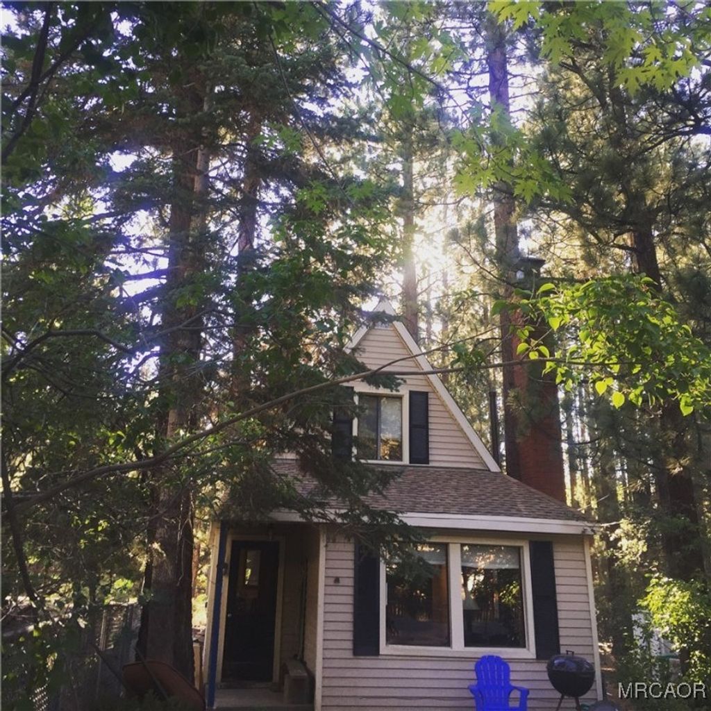 Photo of 840 Elm Street, Big Bear Lake, CA 92315 (MLS # 32502475)