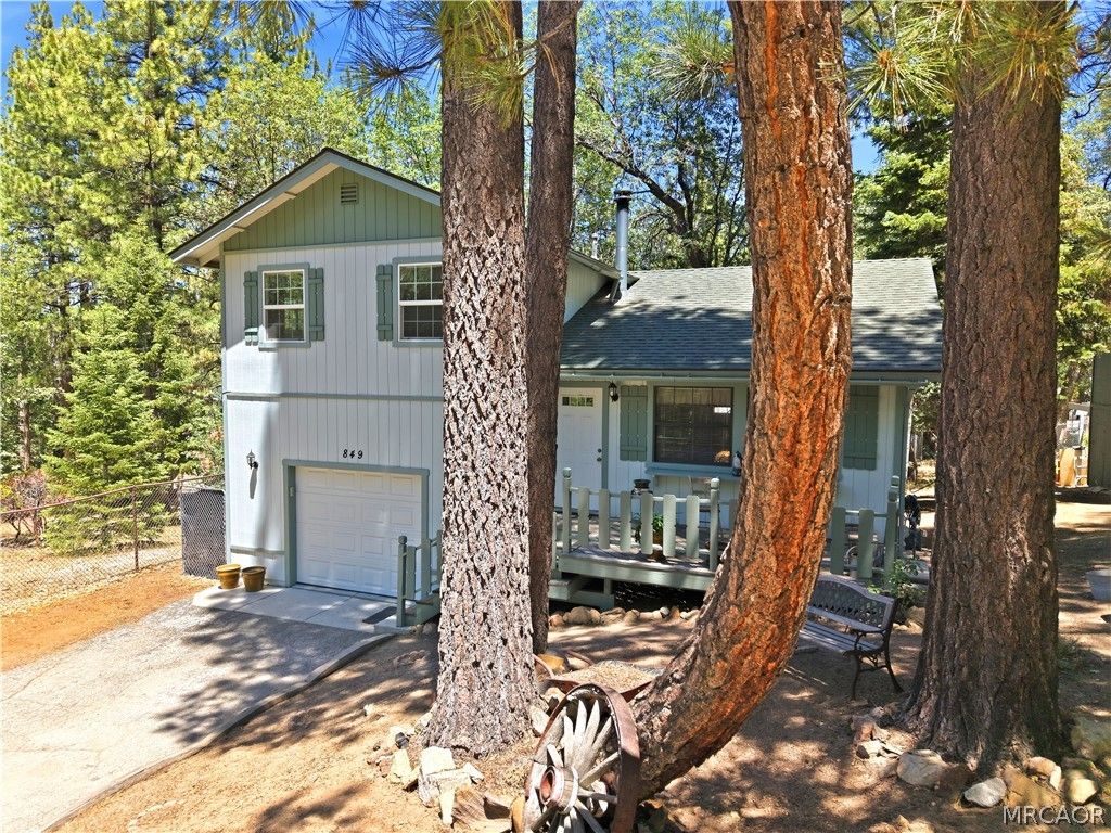 Photo of 849 Ford Lane, Big Bear Lake, CA 92315 (MLS # 32601505)