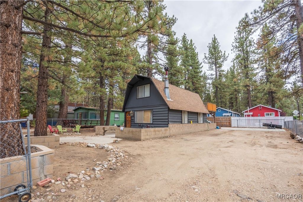 Photo of 828 W Sherwood Boulevard, Big Bear City, CA 92314 (MLS # 32502318)