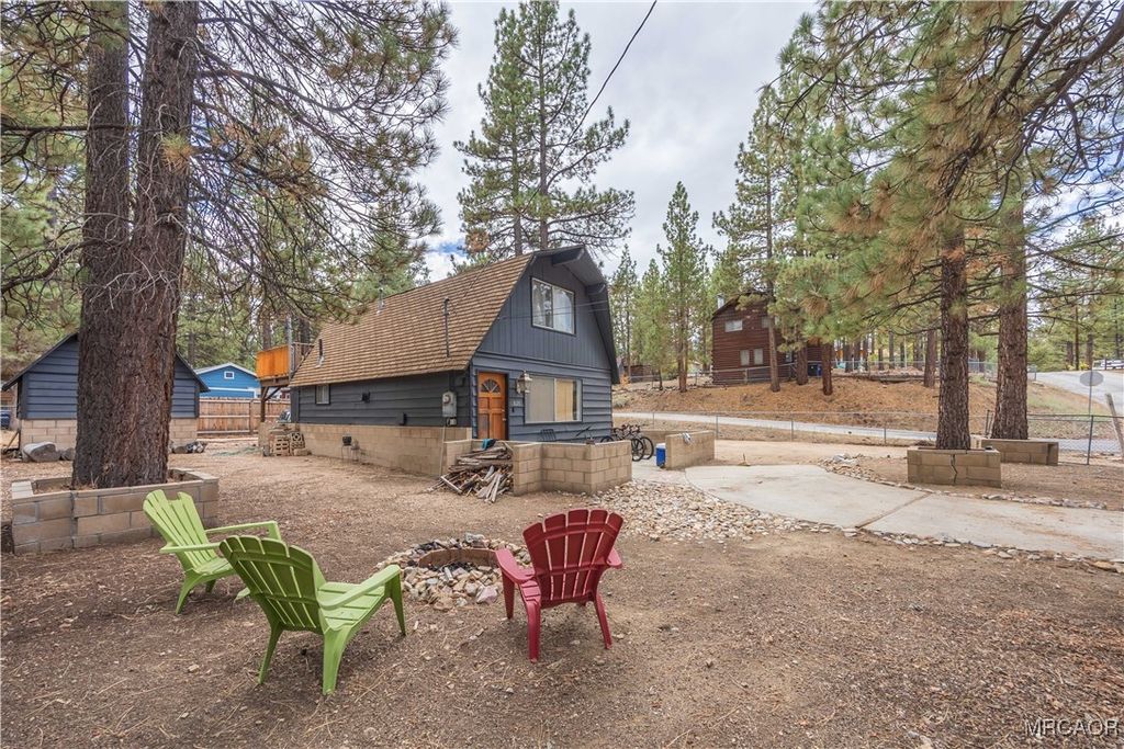 Photo of 828 W Sherwood Boulevard, Big Bear City, CA 92314 (MLS # 32502318)