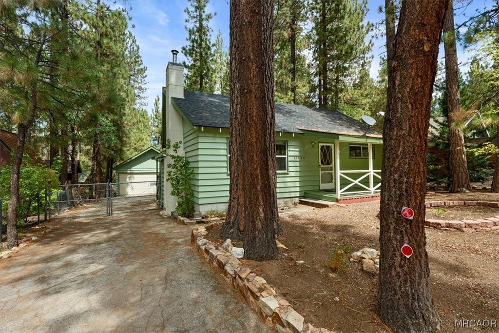 Photo of 41480 Comstock Lane, Big Bear Lake, CA 92315 (MLS # 32502212)