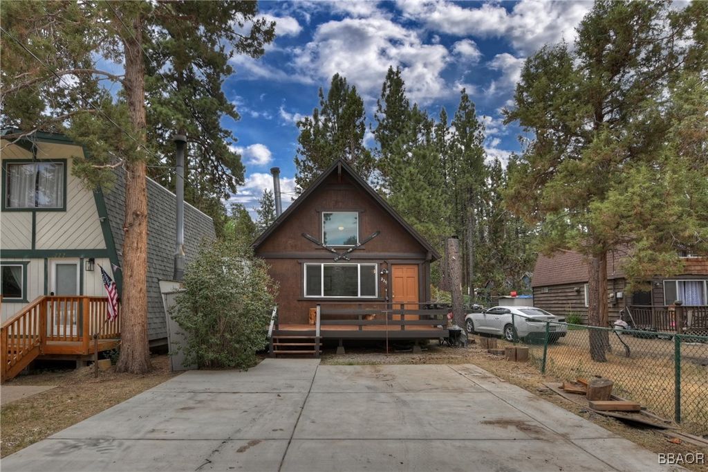 Photo of 220 Angeles Boulevard, Big Bear City, CA 92314 (MLS # 32501781)