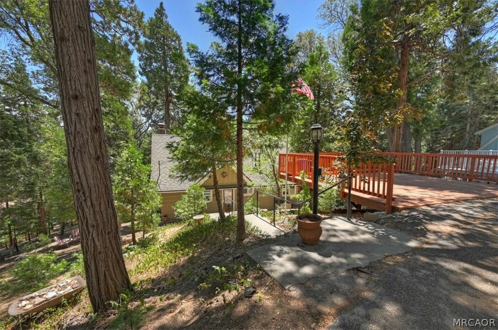 Photo of 363 Castle Gate Road, Lake Arrowhead, CA 92352 (MLS # 32601722)