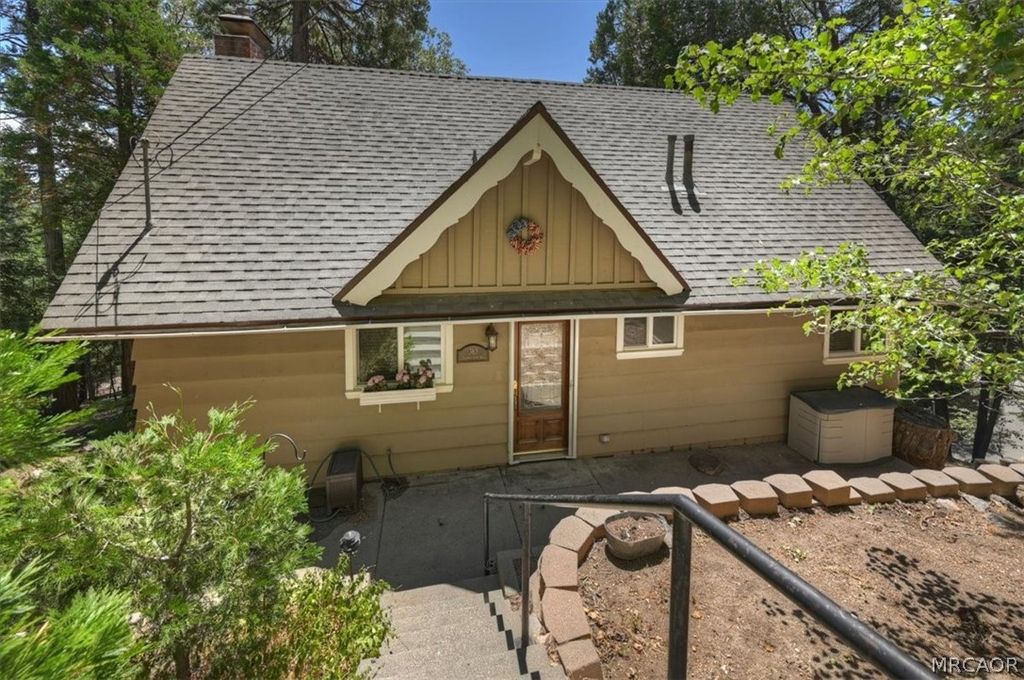 Photo of 363 Castle Gate Road, Lake Arrowhead, CA 92352 (MLS # 32601722)