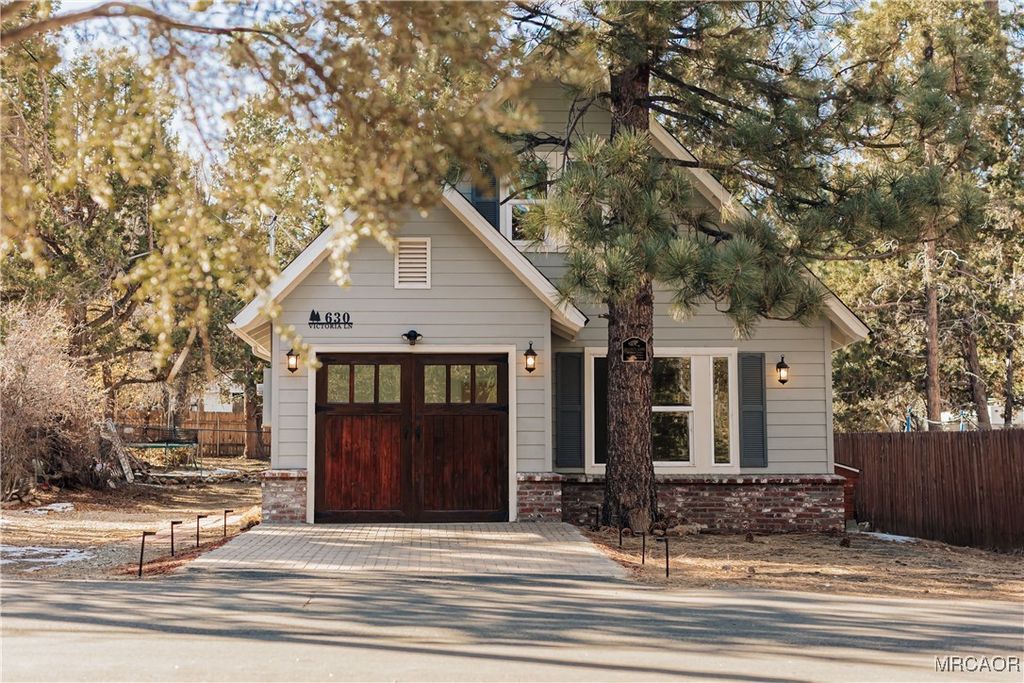 Photo of 630 Victoria Lane, Sugarloaf, CA 92386 (MLS # 32502423)
