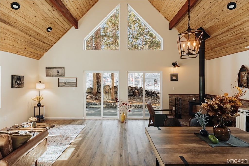 Photo of 630 Victoria Lane, Sugarloaf, CA 92386 (MLS # 32502423)