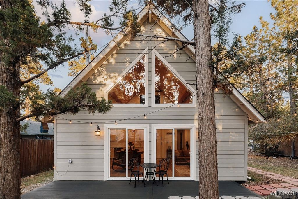Photo of 630 Victoria Lane, Sugarloaf, CA 92386 (MLS # 32502423)