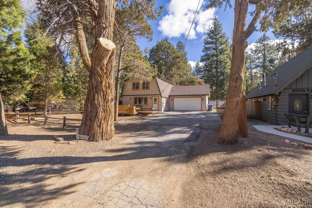 Photo of 43307 Sheephorn Road, Big Bear Lake, CA 92315 (MLS # 32600139)