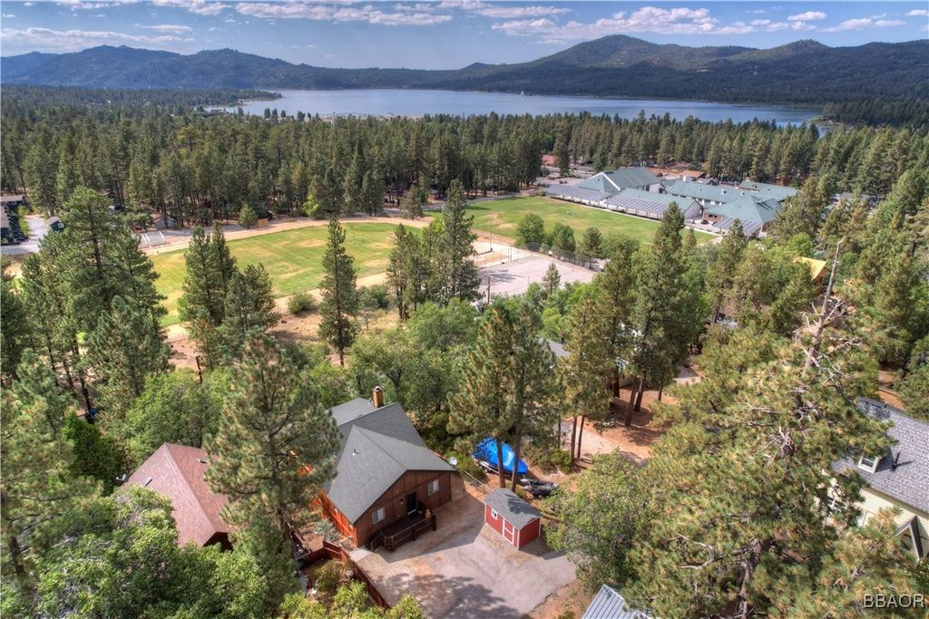 Photo of 657 Georgia Street, Big Bear Lake, CA 92315 (MLS # 32405714)