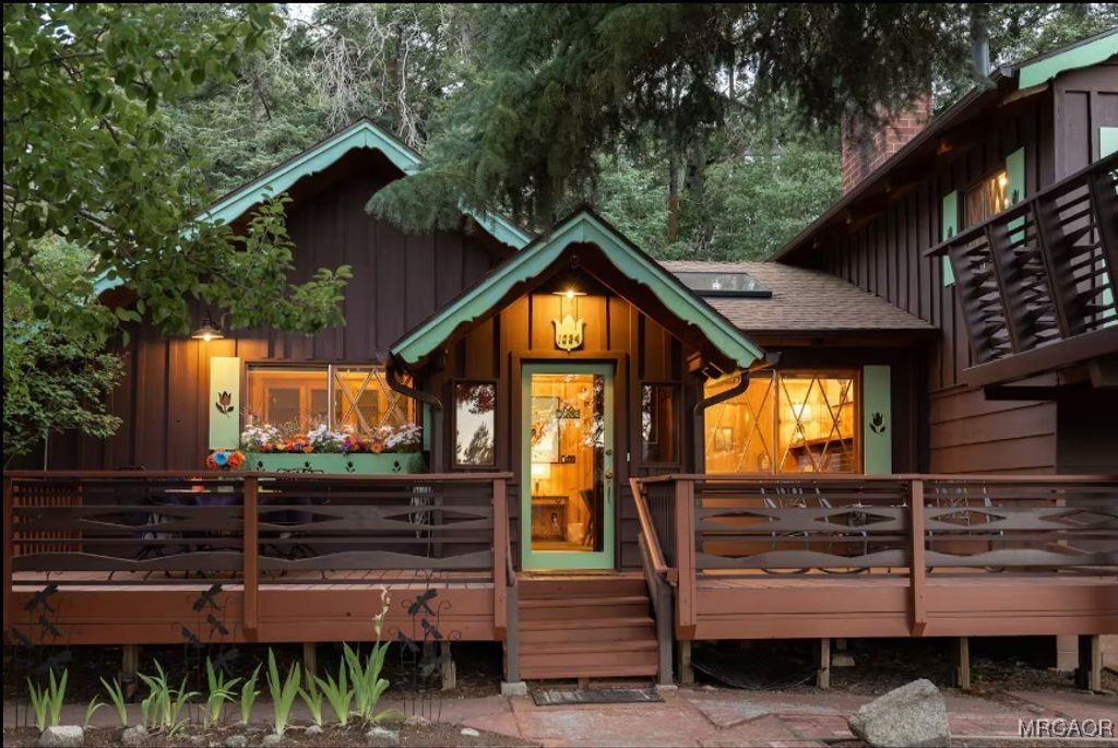 Photo of 1024 Cameron Drive, Big Bear Lake, CA 92315 (MLS # 32502747)