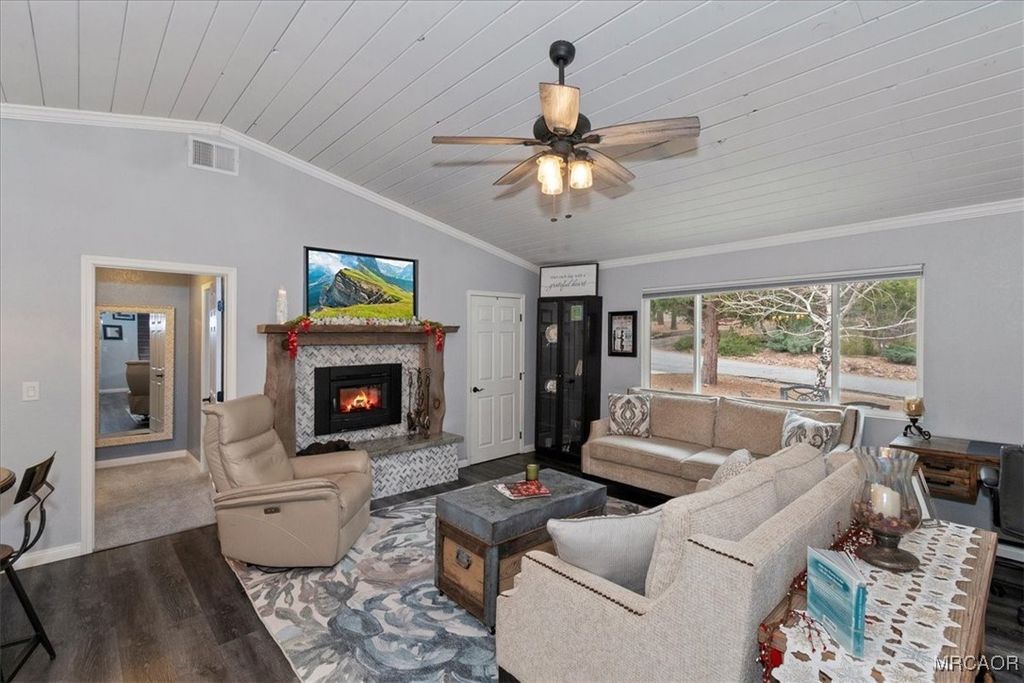 Photo of 399 Crater Lake Rd, Big Bear Lake, CA 92315 (MLS # 32600126)