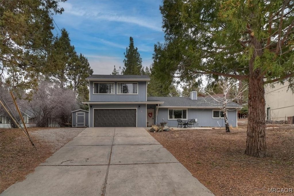 Photo of 399 Crater Lake Rd, Big Bear Lake, CA 92315 (MLS # 32600126)
