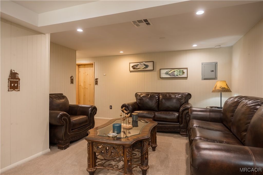 Photo of 195 Elgin Road, Big Bear Lake, CA 92315 (MLS # 32502382)