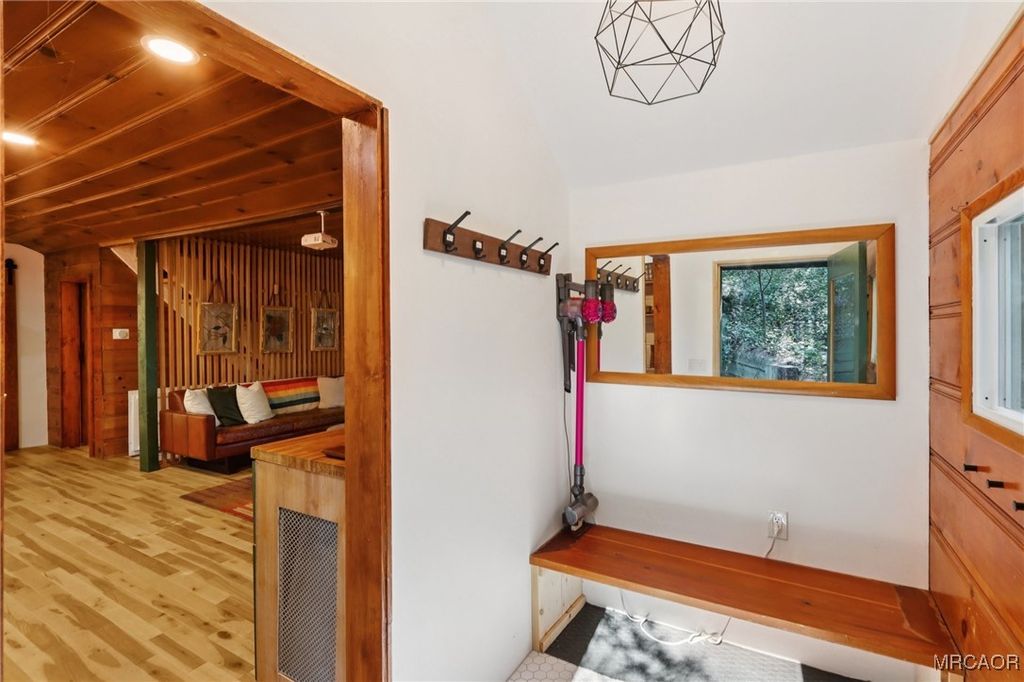 Photo of 606 Crest Estates Drive, Lake Arrowhead, CA 92352 (MLS # 32502508)