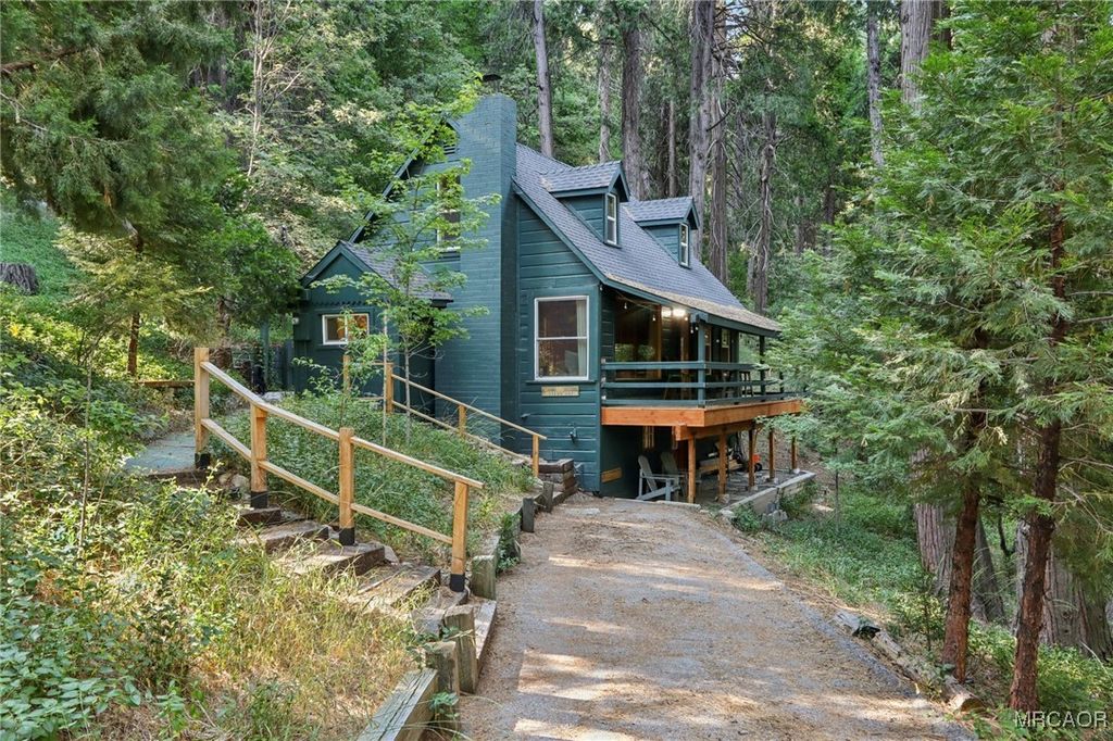 Photo of 606 Crest Estates Drive, Lake Arrowhead, CA 92352 (MLS # 32502508)